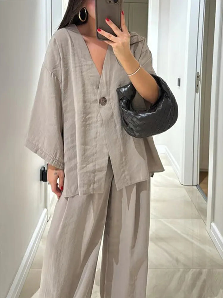 Elegante women's set – wide-leg pants made from linen-cotton blend and simple long-sleeve top