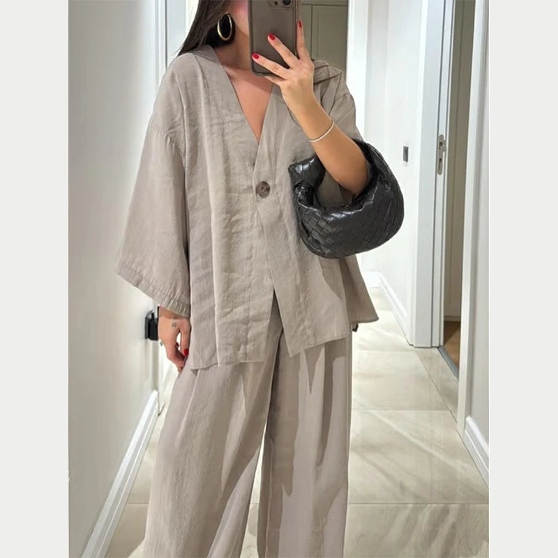 Elegante women's set – wide-leg pants made from linen-cotton blend and simple long-sleeve top