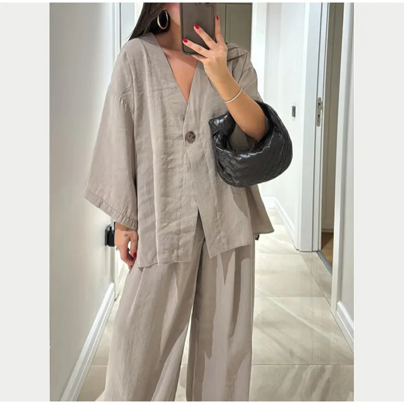 Elegante women's set – wide-leg pants made from linen-cotton blend and simple long-sleeve top